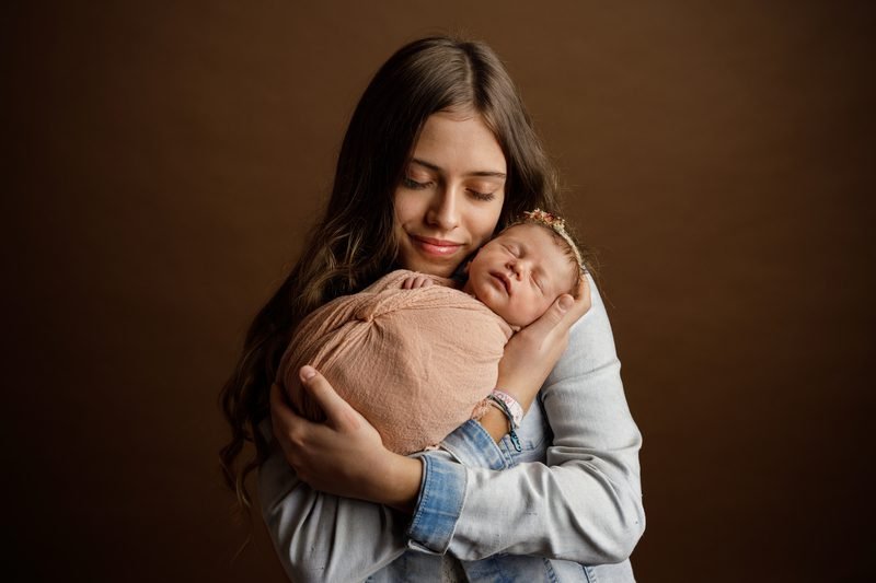 Woman carrying baby image retouching service - Before image