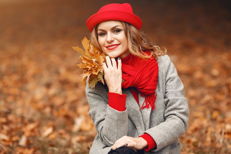 Beautiful woman sitting in a autumn park - Fall family photo ideas