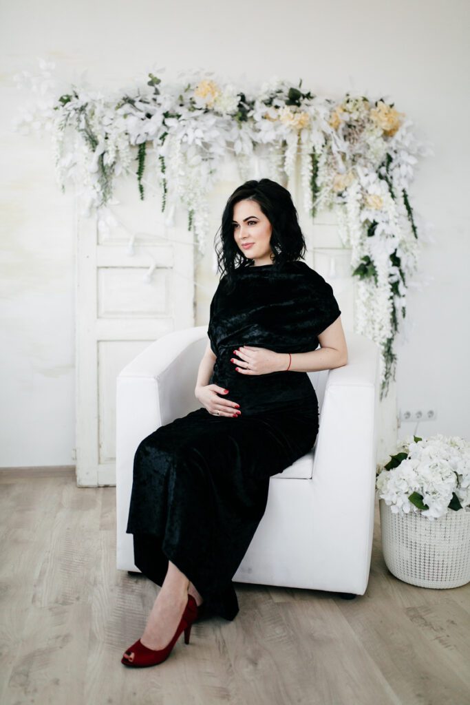 Maternity photography ideas - Pretty pregnant woman posing at studio