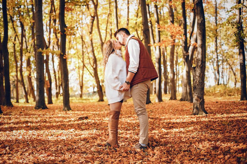 Elegant couple in a sunny autumn park