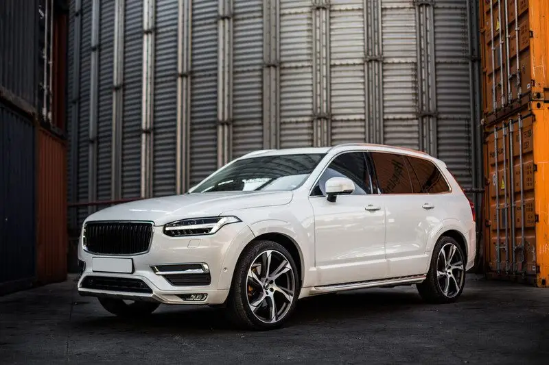 white-offroader-jeep-parking- how to edit car photos in lightroom by Smart Clipping