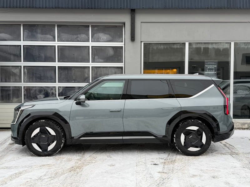 Outdoor winter car photo editing service in Norway with background enhancement